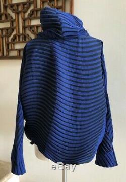 NWOT ISSEY MIYAKE Turtleneck Long Sleeve Top Blouse Size 2 Blue/Black